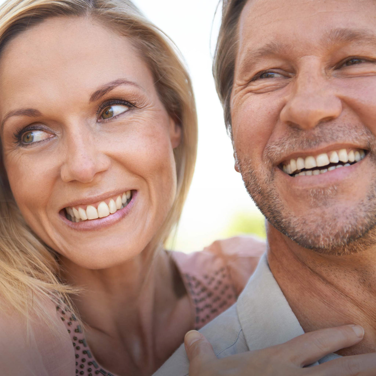Homme et femme souriants